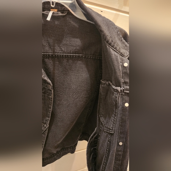 Like New Free People Rumors Women's Black Denim Jacket - Size Large - Picture 13 of 15